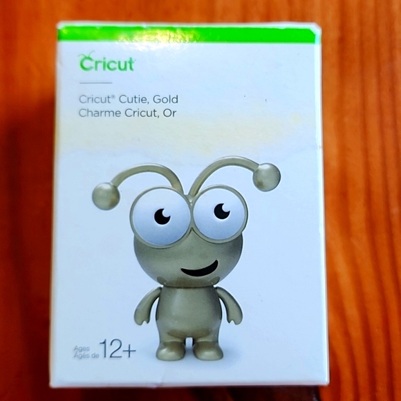 Cricut  Cutie Gold Vinyl Figure - Picture 2 of 5